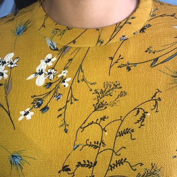 🆕Gold floral ruffle sleeve crop box blouse - Picture 3 of 8